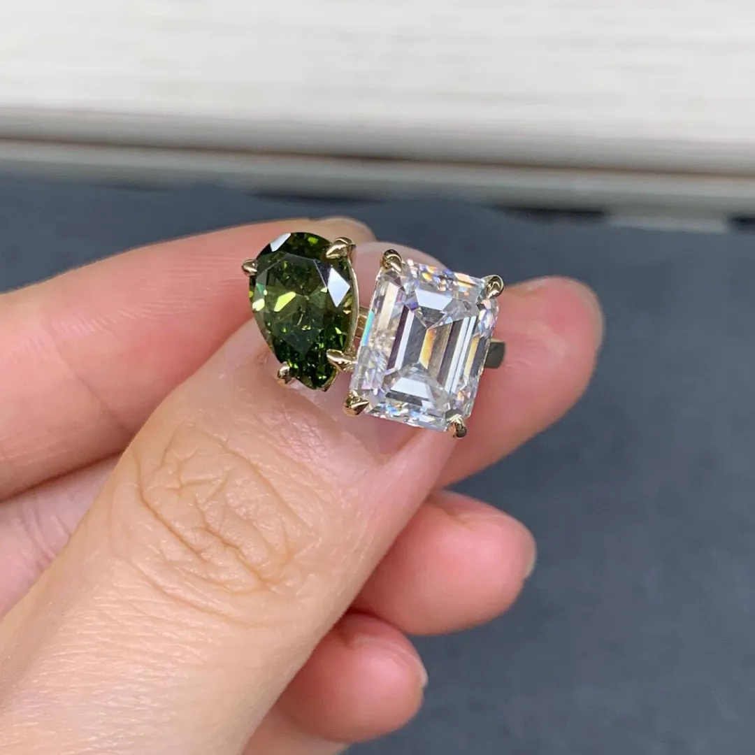 /public/photos/live/Peridot Pear & Emerald Moissanite Toi Et Moi Ring 525 (1).webp